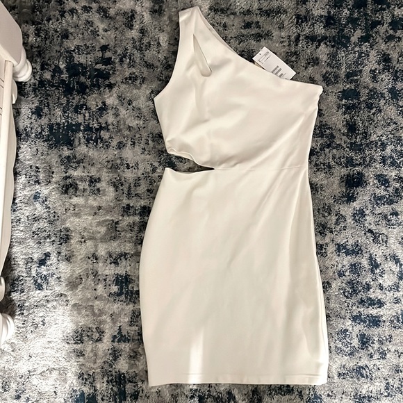 H&M Dresses & Skirts - Brand new white dress size 8 in juniors with tag